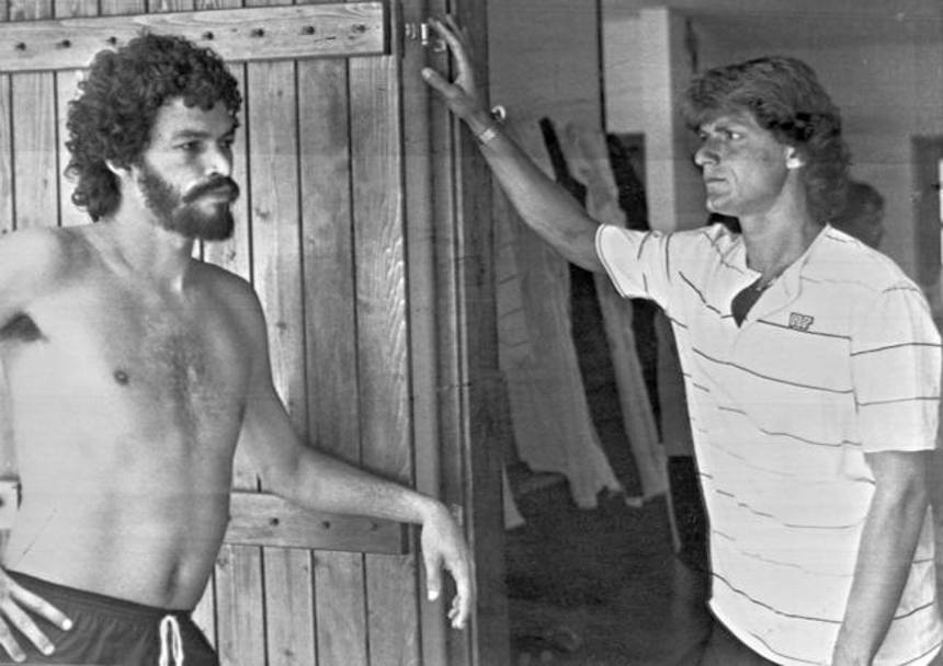 Il brasiliano Socrates (a sinistra) che gioc nella Fiorentina nel 1984-1985 era laureato in medicina, ma non esercit mai. Con lui Giancarlo Antognoni. 